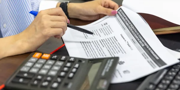 Análise financeira com calculadora e documentos
