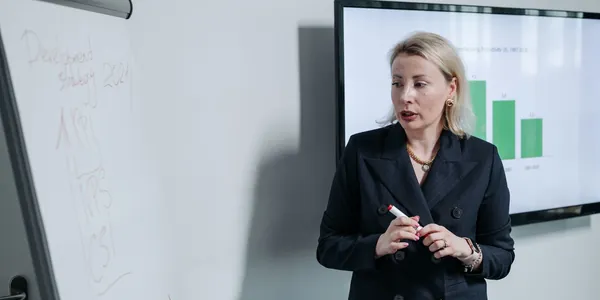 Consultor de negócios em reunião de apresentação