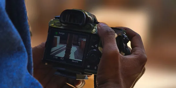 Fotógrafo segurando câmera digital
