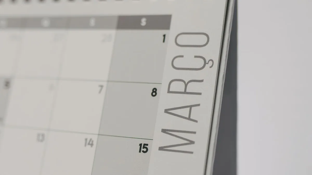 Calendário de mesa aberto no mês de março sobre um fundo claro