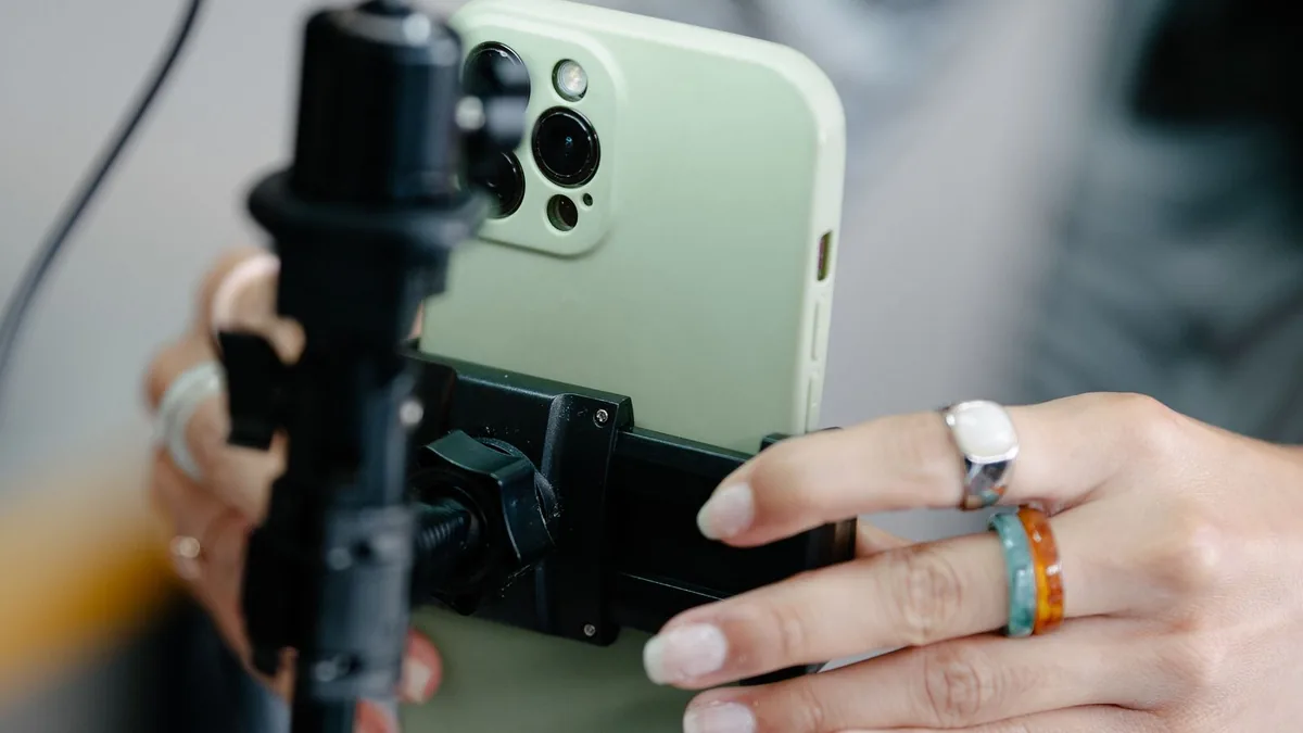 Estúdio caseiro de gravação com microfone, câmera e painel de iluminação