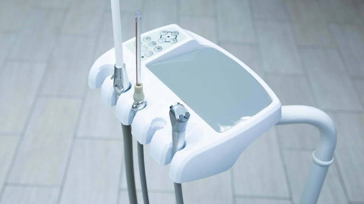 Equipamento odontológico e instrumentos organizados em um consultório