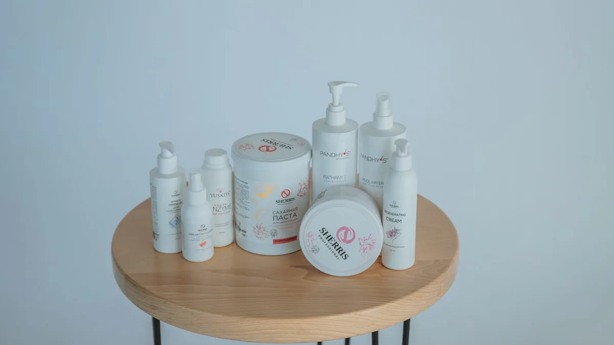 Maca, luminária e produtos organizados em uma sala de estética clara