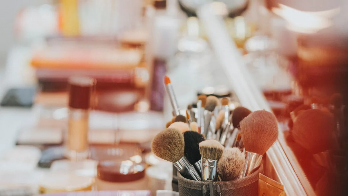 Mesa com produtos de estética, algodão e instrumentos organizados por categoria