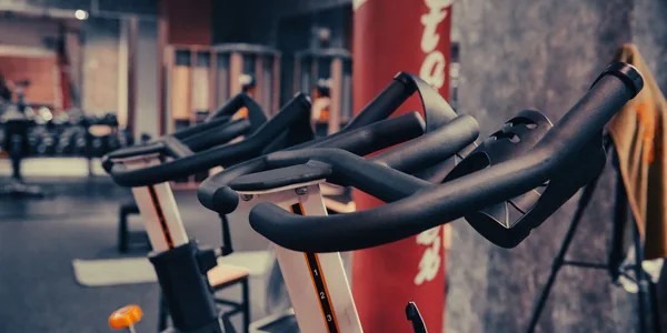 Fileira de bicicletas ergométricas em uma academia moderna