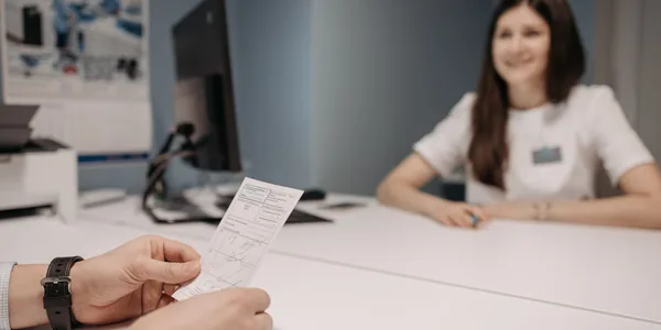 Médica conversando com um paciente sobre a prescrição no consultório