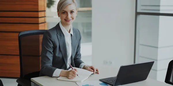 Empresária fazendo anotações em um escritório moderno