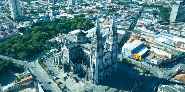 Catedral Metropolitana e o comércio do Centro de Fortaleza vistos do alto