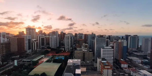 Vista aérea do Meireles, na orla de Fortaleza, ao entardecer