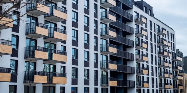 Fachada de um edifício residencial moderno com varandas
