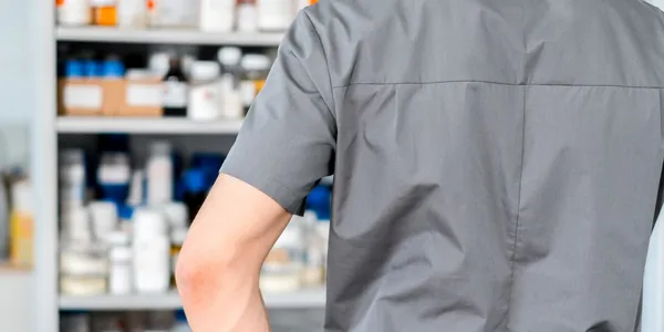 Farmacêutico atendendo no balcão de uma farmácia