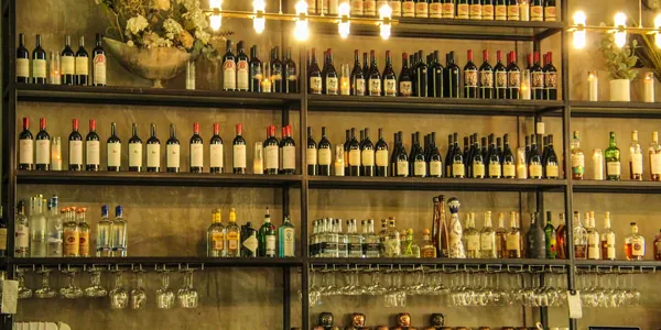 Balcão de bar com bebidas e ambiente de restaurante em Fortaleza