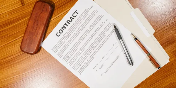 Contrato de contabilidade sobre a mesa, sem cláusula de fidelidade