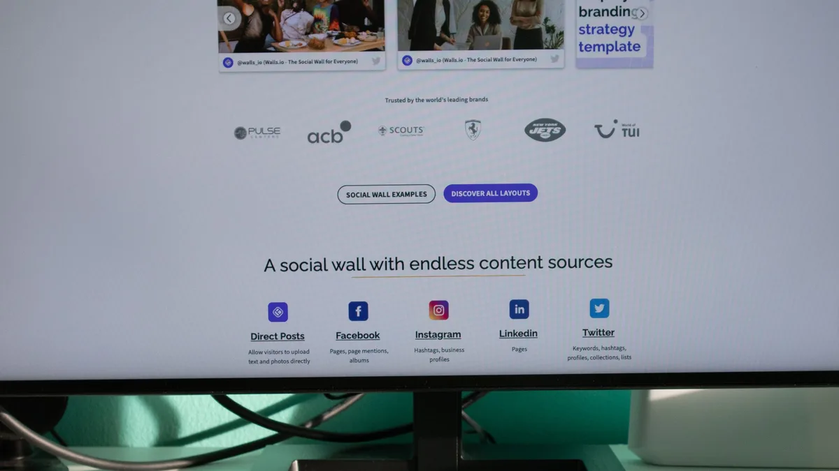 Tela de computador com painel de redes sociais aberto