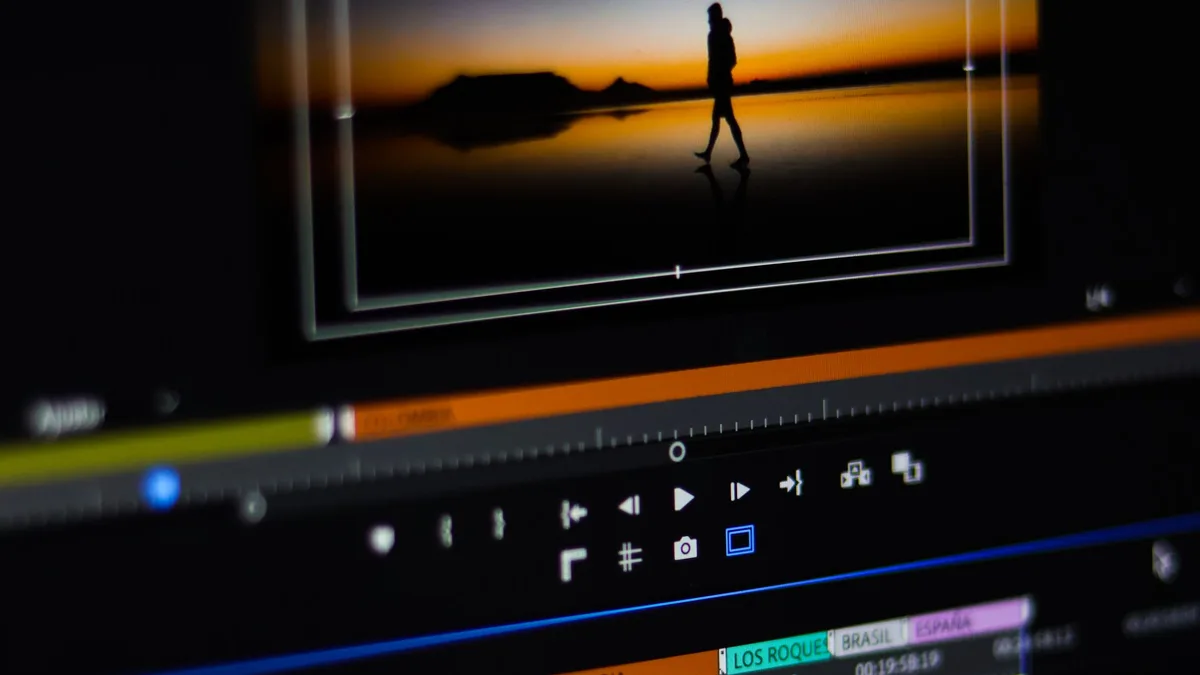Edição de vídeo em programa de montagem na tela do computador