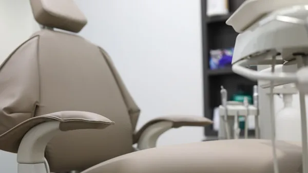 Cadeira e equipamentos de um consultório odontológico