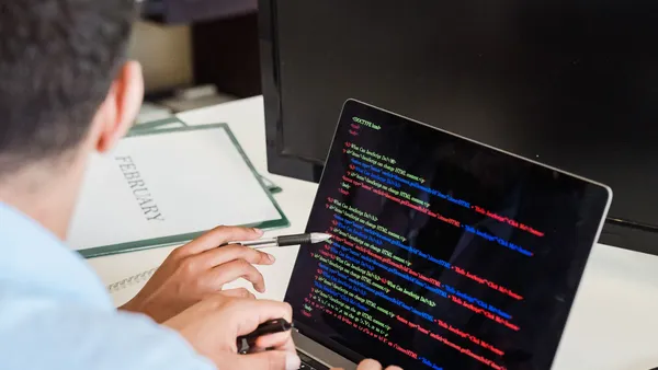 Desenvolvedor programando no notebook no escritório