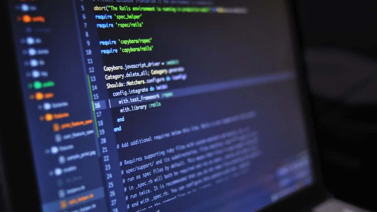 Tela de notebook com código aberto no editor