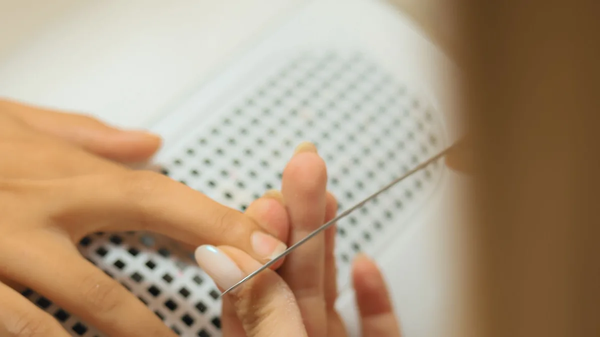 Manicure fazendo as unhas de uma cliente