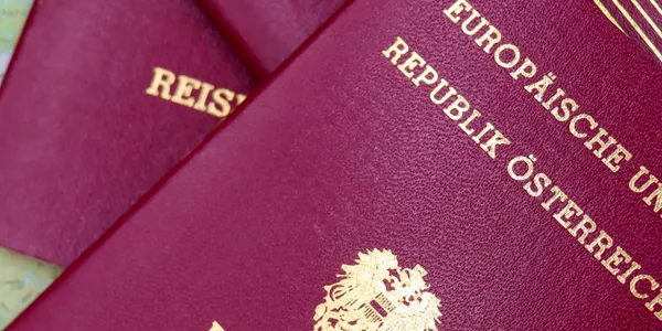 Passaportes sobre mapa-múndi representando abertura de empresa por estrangeiro no Brasil