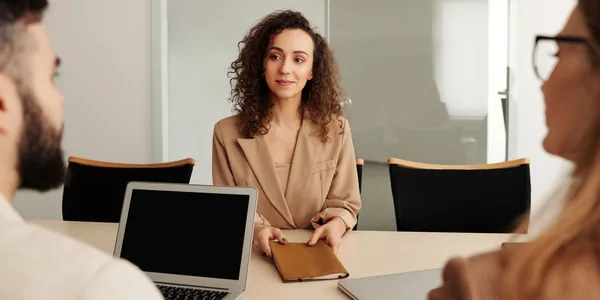 Candidata de terno em uma entrevista de emprego