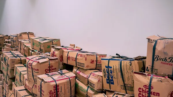 Pilhas de encomendas embaladas prontas para envio