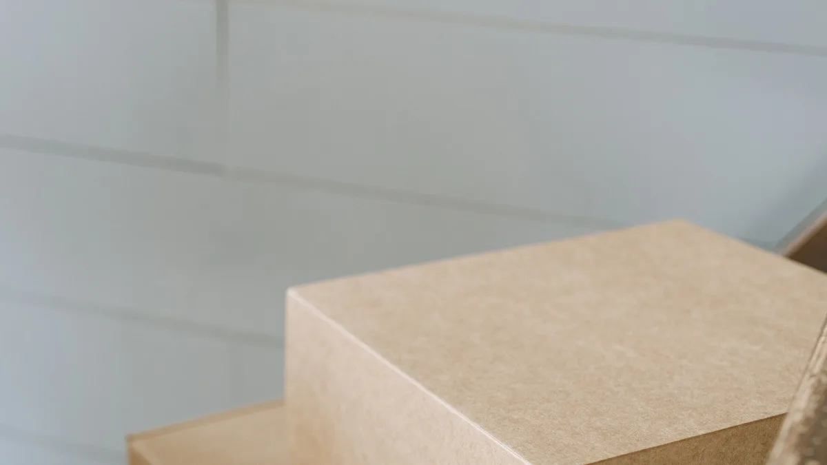 Caixas de papelão empilhadas no estoque da loja