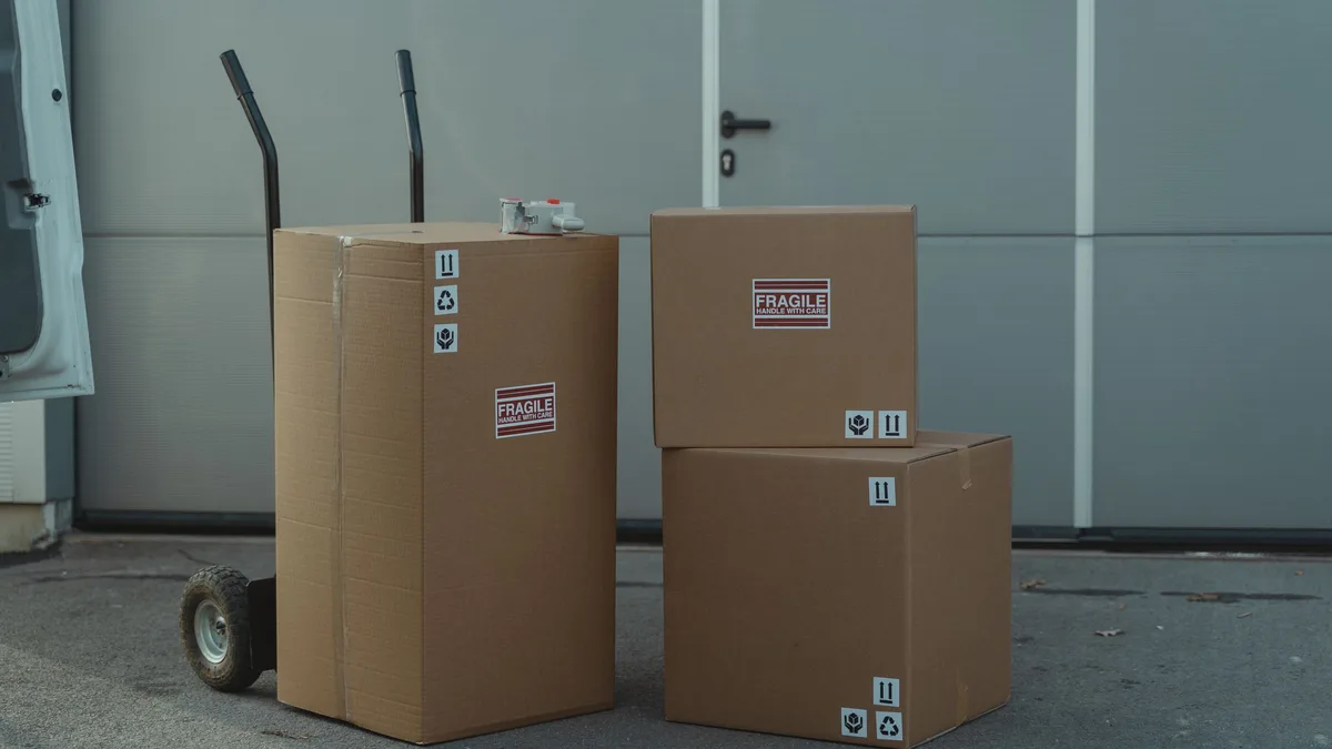 Caixas em carrinho de carga prontas para despacho