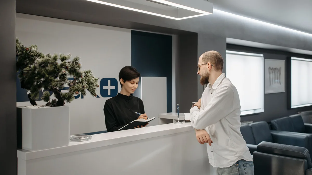 Paciente sendo atendido na recepção de uma clínica médica