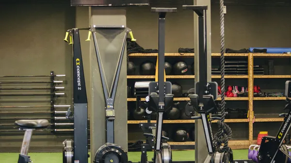 Treino em box de CrossFit com equipamentos