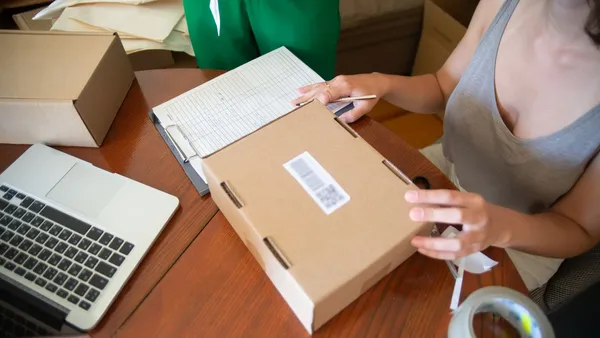 Pedidos sendo embalados para envio em loja virtual