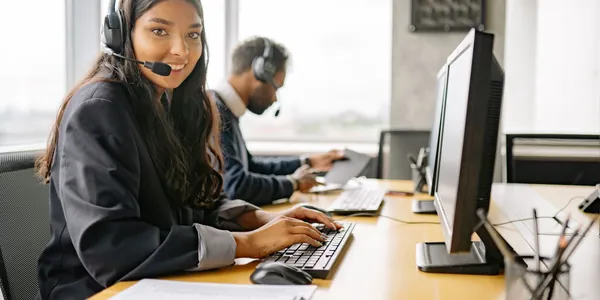 Jovem empreendedor começando o próprio negócio