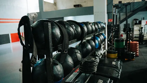 Academia com kettlebells e equipamentos