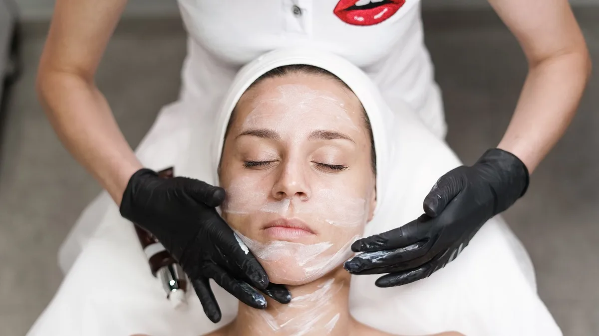 Profissional retirando máscara facial de argila