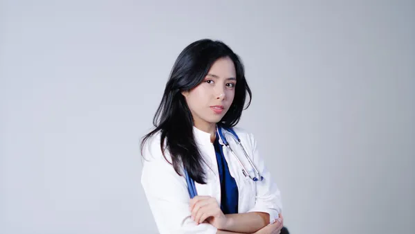 Médica no consultório de uma clínica médica