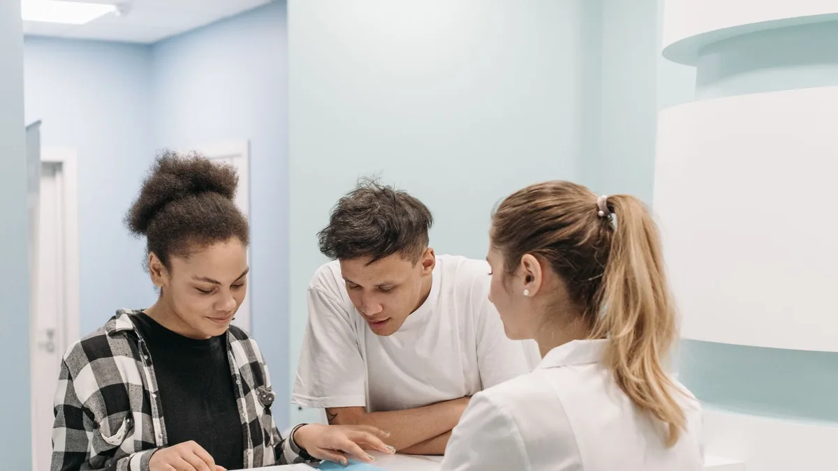 Equipe de uma clínica médica durante o atendimento
