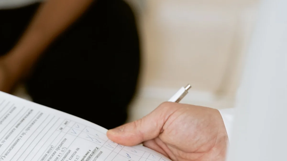 Mãos de profissional de saúde durante a consulta