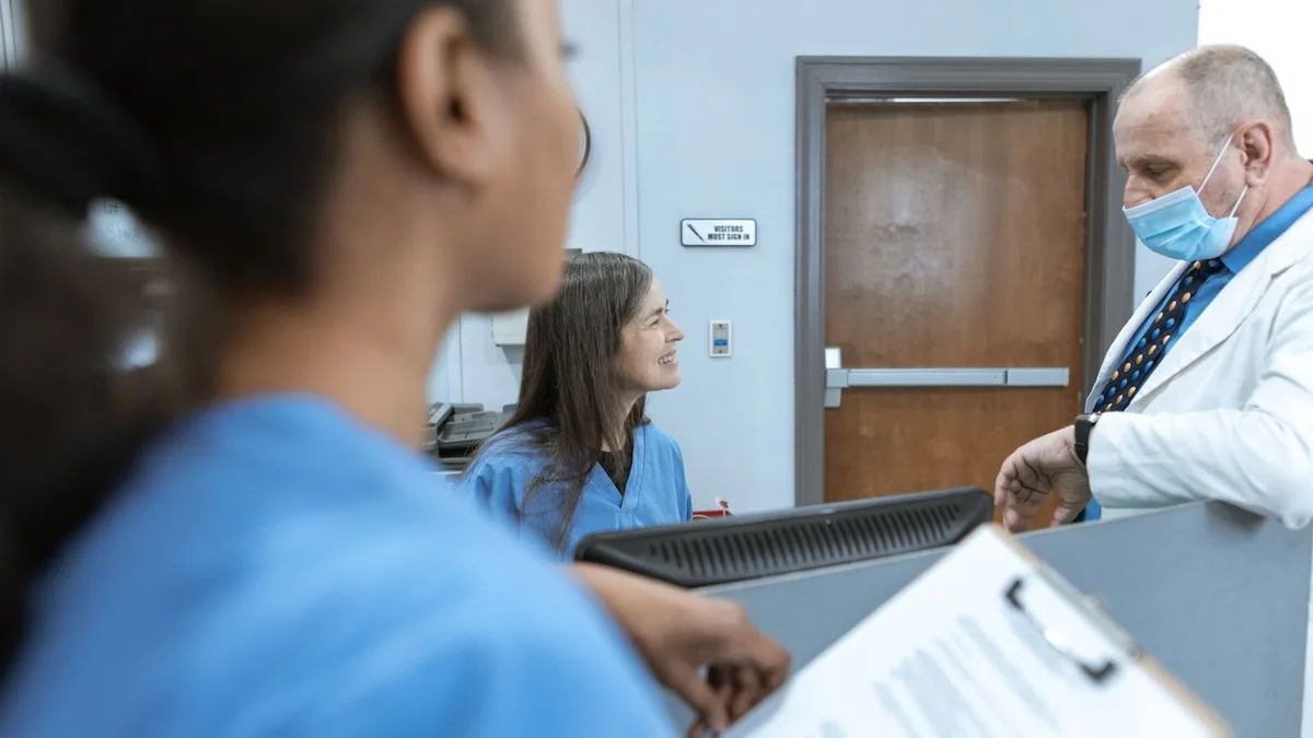 Médico de máscara no ambiente da clínica