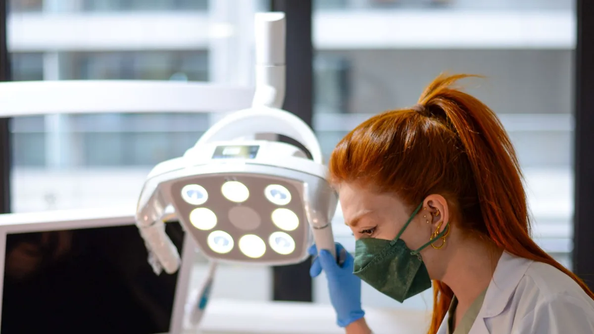 Paciente sendo atendida na cadeira do dentista