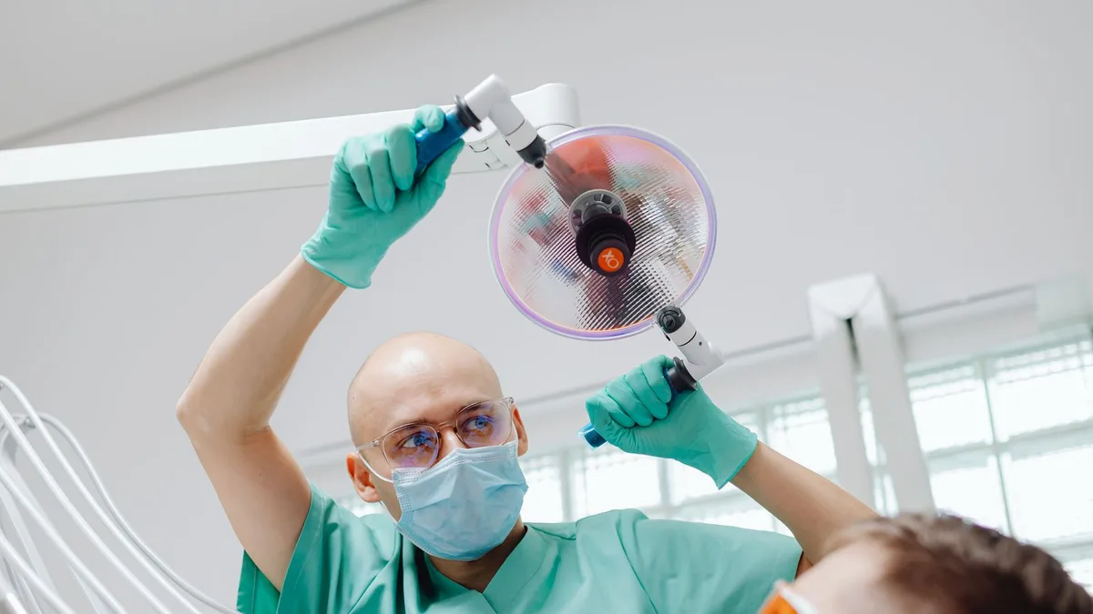 Paciente em procedimento no consultório odontológico