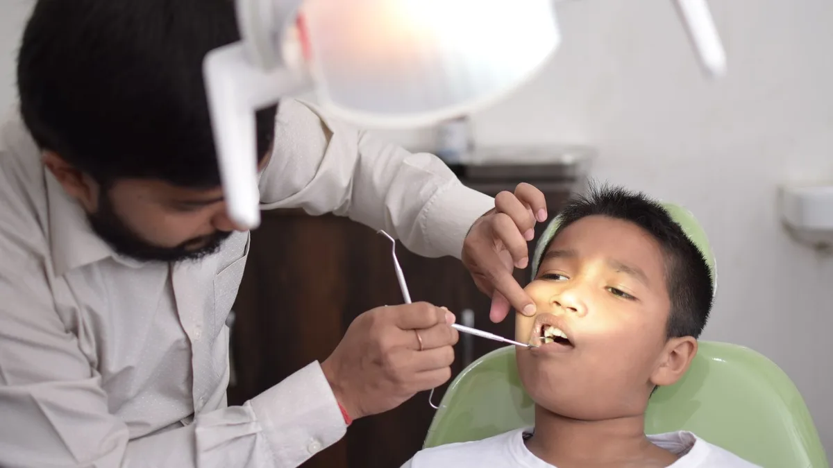 Criança sendo atendida em clínica odontológica