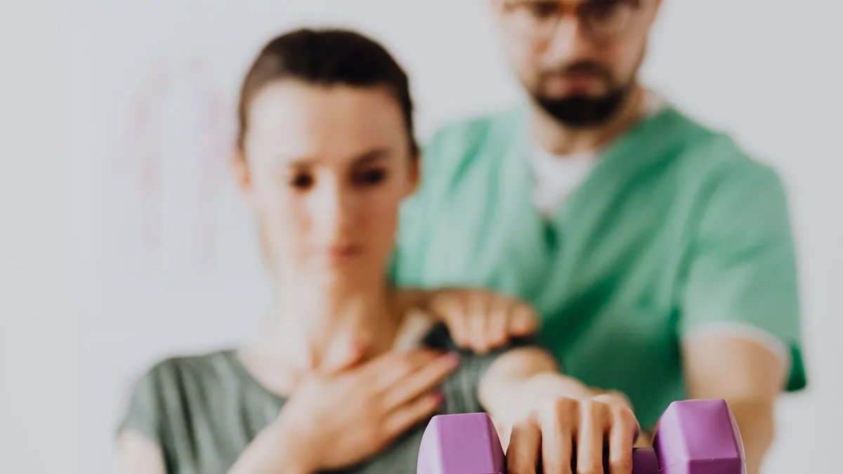 Atendimento de fisioterapia com halter no consultório
