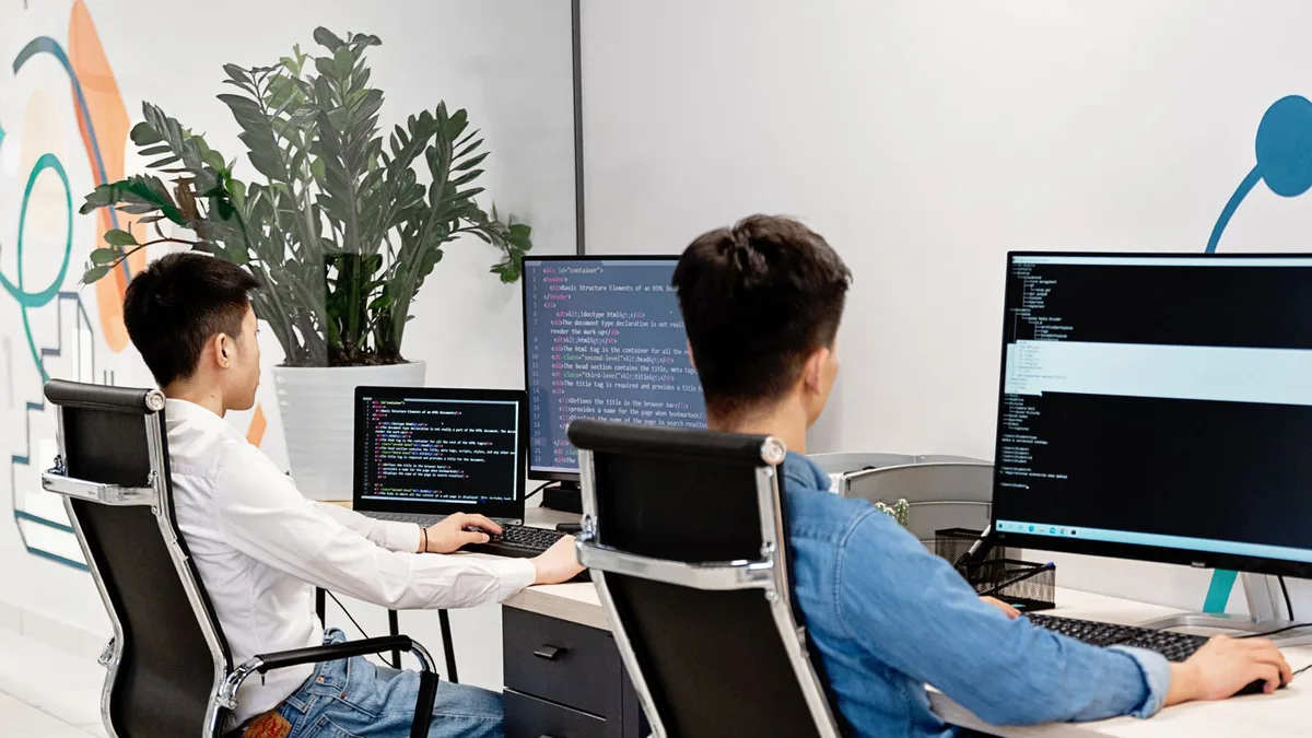 Equipe de tecnologia trabalhando nos computadores