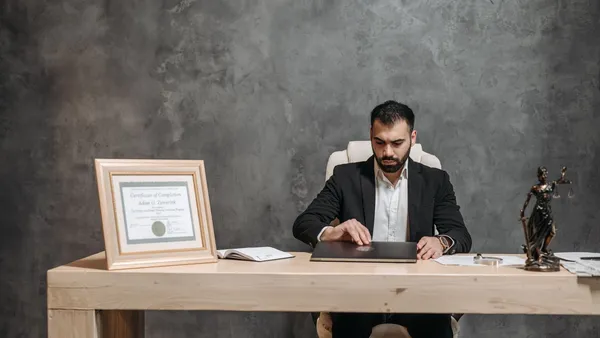 Advogado trabalhando no notebook do escritório