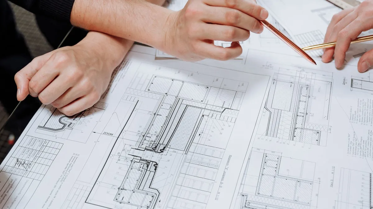 Arquiteto desenhando o projeto sobre a prancheta