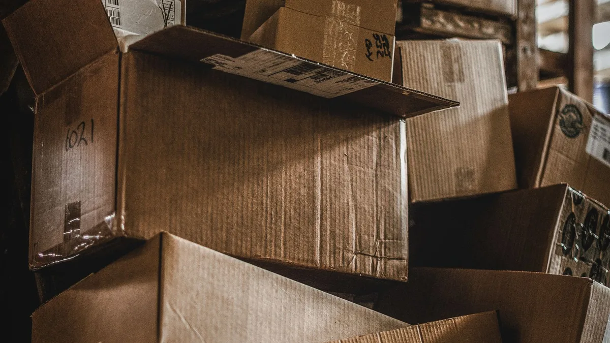 Caixas de papelão empilhadas no estoque
