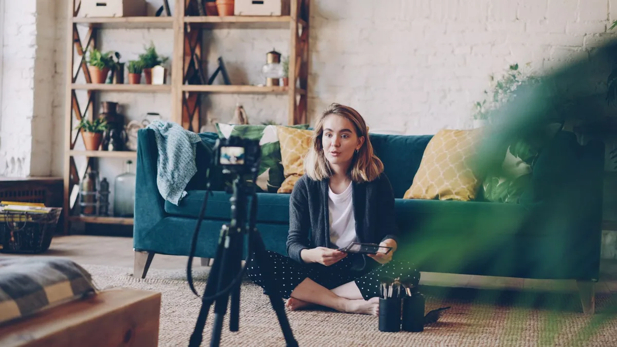 Criadora gravando vídeo em casa