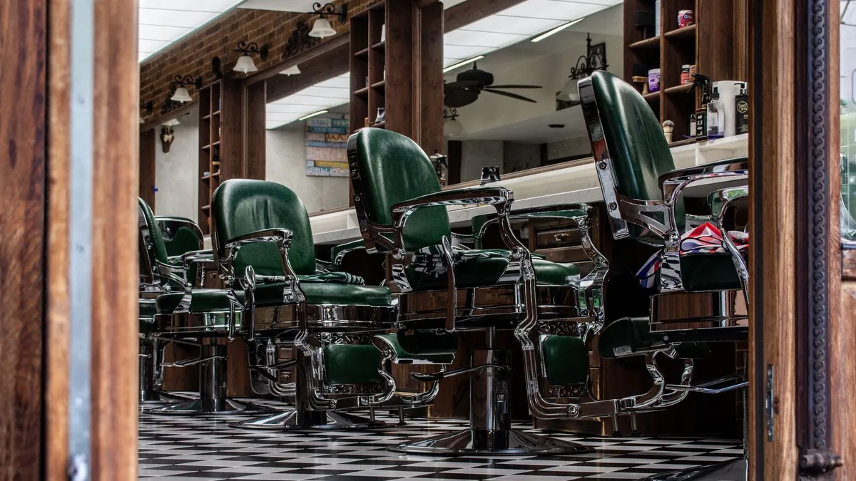 Interior de barbearia com cadeiras clássicas