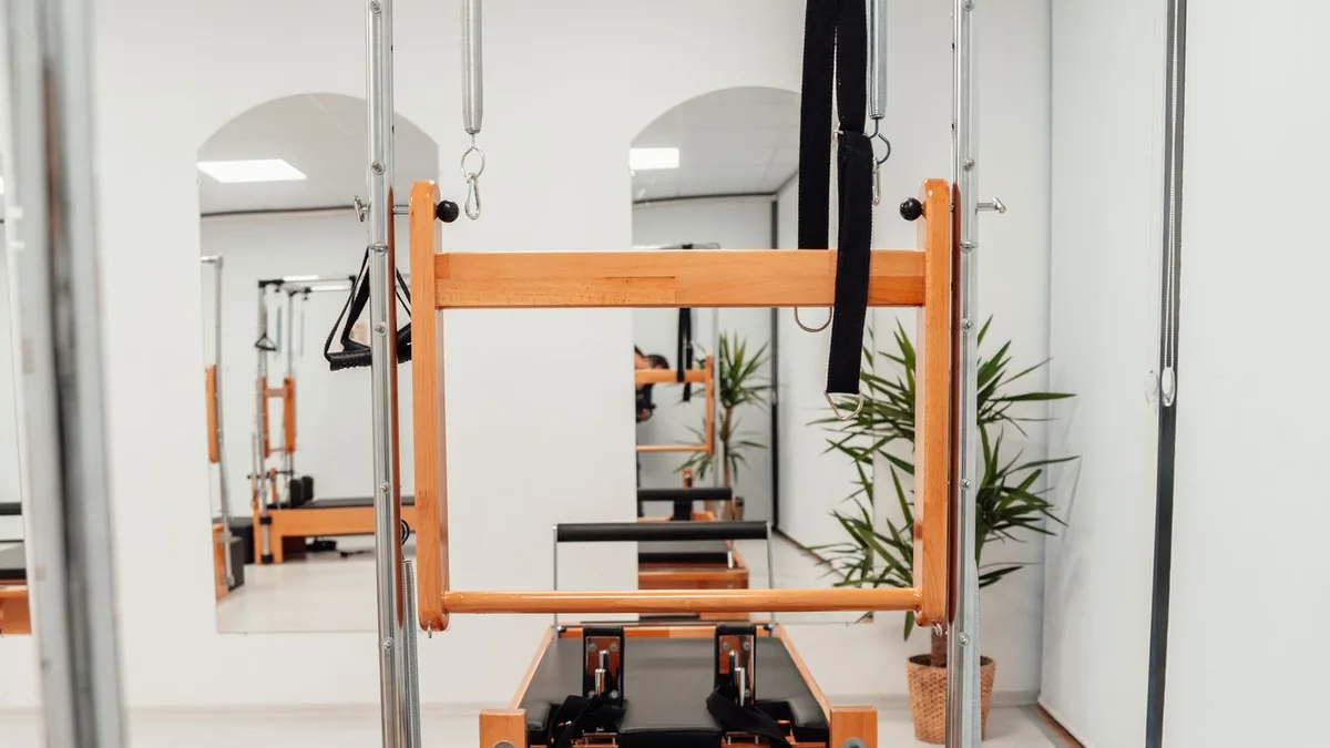 Aparelho de pilates de madeira no sal&atilde;o do est&uacute;dio