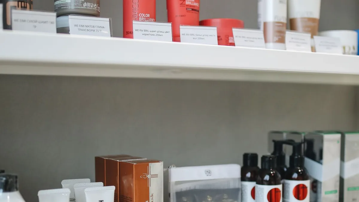 Prateleira de uma clínica com produtos de skincare à venda